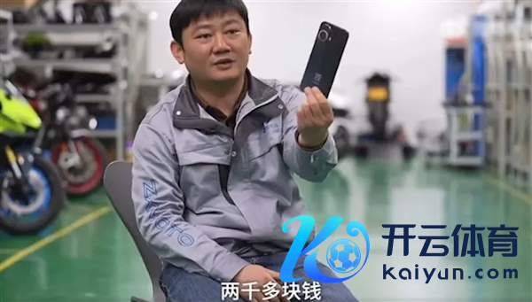 被称 “摩托车圈雷军” 张雪：一直用2000元的华为手机 屏坏了也懒得换