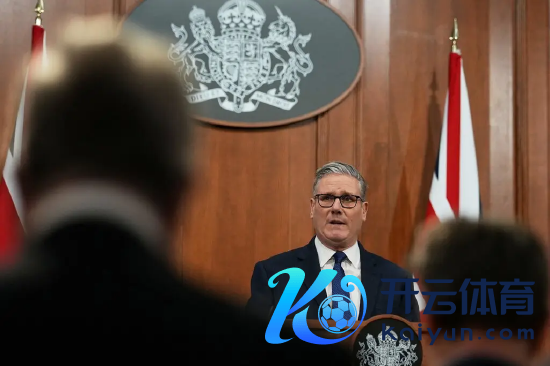 基尔・斯塔默在木质讲台绪言语